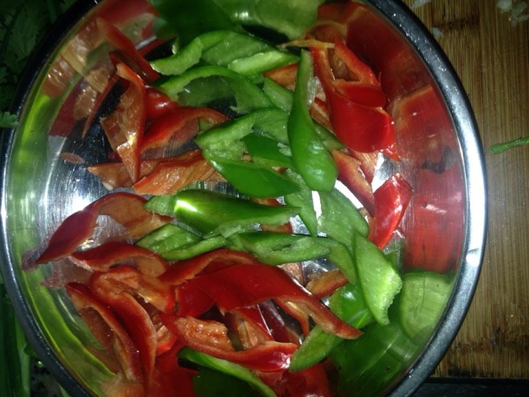 辣椒猪耳朵,青红辣椒去籽,切成菱形,备用。