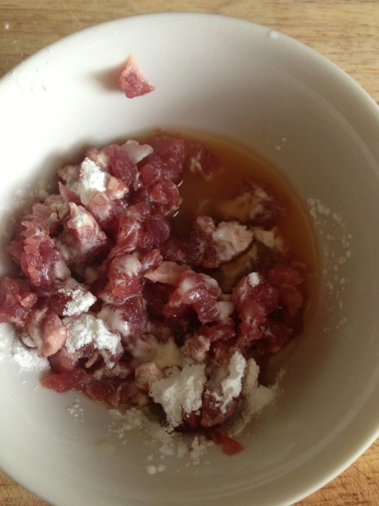 香菇肉丁焖粉条,<a style='color:red;display:inline-block;' href='/shicai/ 3250'>葱</a><a style='color:red;display:inline-block;' href='/shicai/ 37'>姜</a>蒜切末。里脊切丁，<a style='color:red;display:inline-block;' href='/shicai/ 230'>香菇</a>洗净切丁。用<a style='color:red;display:inline-block;' href='/shicai/ 718'>料酒</a>、<a style='color:red;display:inline-block;' href='/shicai/ 788'>生抽</a>、<a style='color:red;display:inline-block;' href='/shicai/ 37'>姜</a>末、淀粉将里脊丁拌匀，腌制十分钟