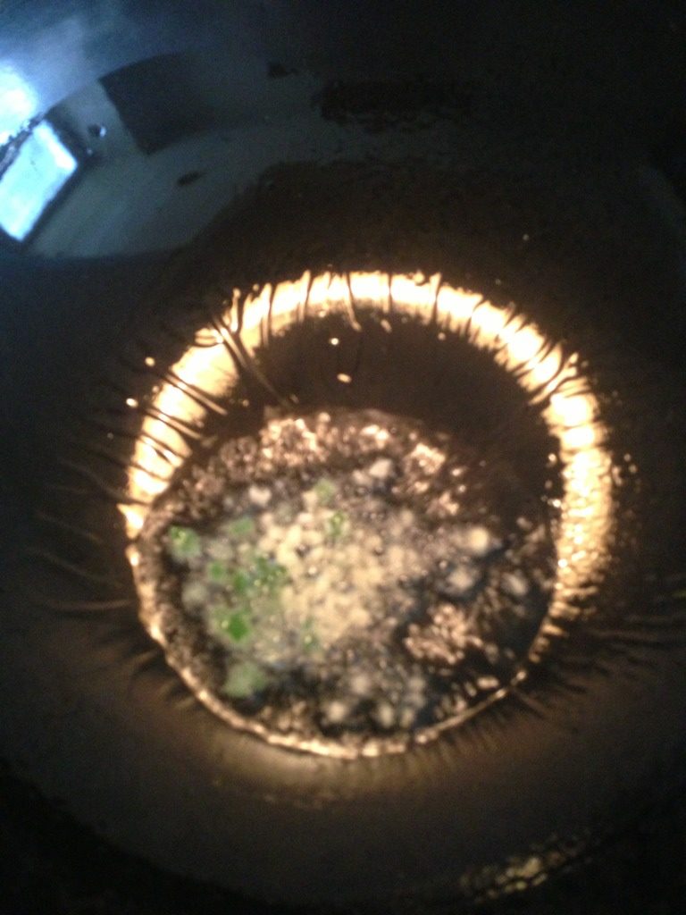 香菇肉丁焖粉条,重新启锅,热锅放油热至六分放入葱末爆香