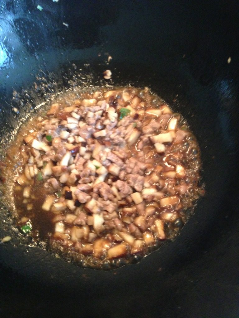香菇肉丁焖粉条,放入香菇翻炒,炒至八分熟