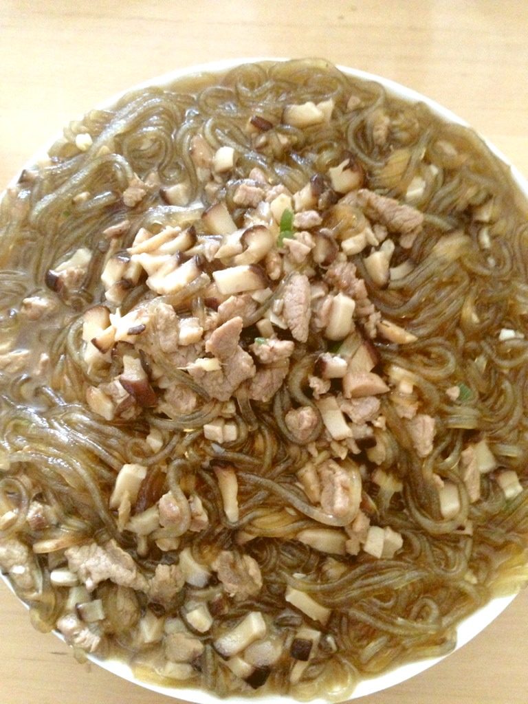 香菇肉丁焖粉条,开盖猛火收汁,出锅前放入蒜末翻炒几下提香