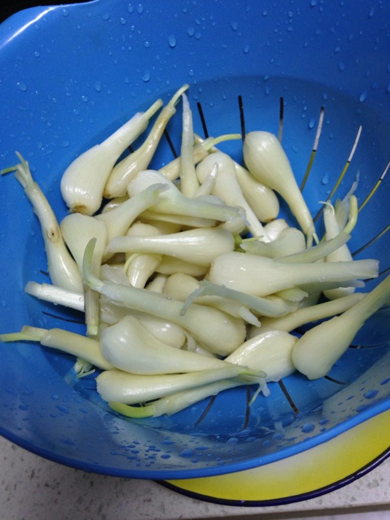 糖醋茭头,市场买来的茭头一般是清洗过泥的,若你买的挑着卖带泥土的就要慢慢把表皮剥掉,洗净准备切丝。