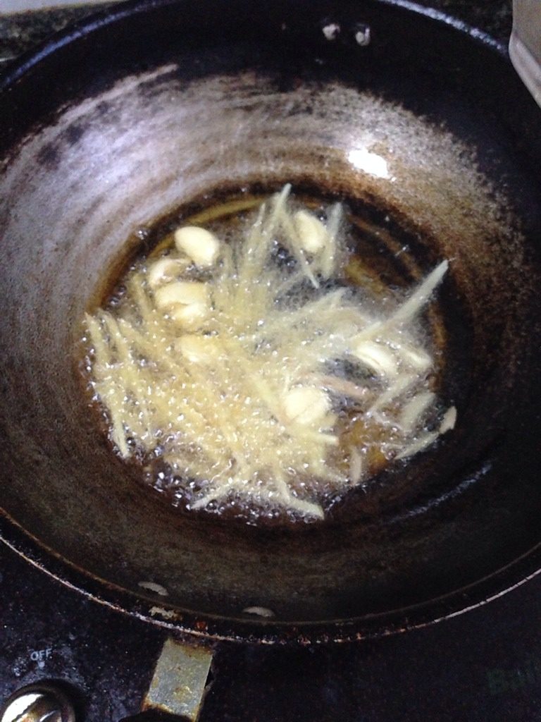 麻辣干锅,锅洗干净在放油炒蔬菜,