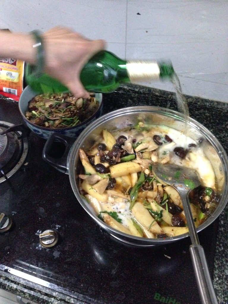 麻辣干锅,蔬菜和肉一样炒发,炒好装如电磁炉锅到如啤酒菜多就多到点,根据菜量到啤酒