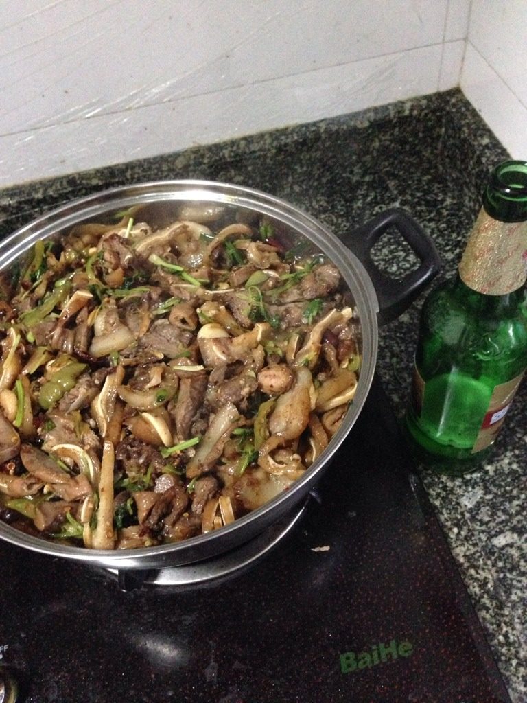 麻辣干锅,酒到好后把炒好的肉放上面,因为肉本来就是熟的,煮个3-5分钟感觉熟了就好