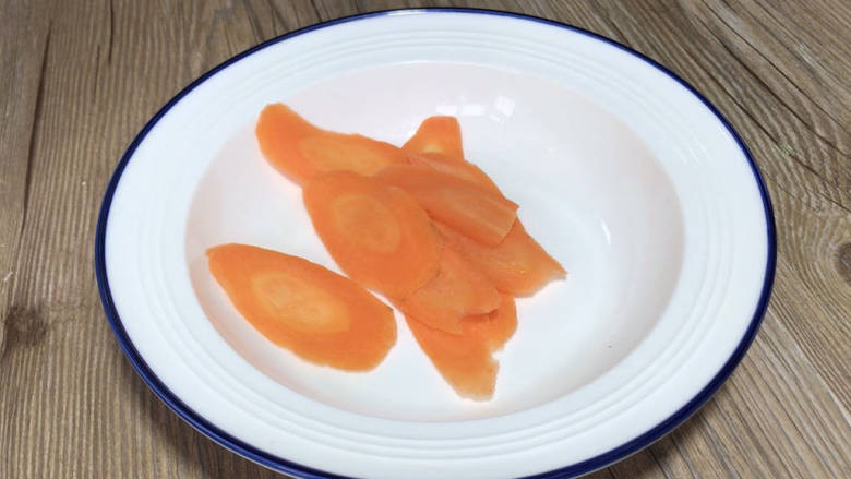 腊肉炒莴笋,<a style='color:red;display:inline-block;' href='/shicai/ 25'>胡萝卜</a>去皮洗净,斜着切成长条片