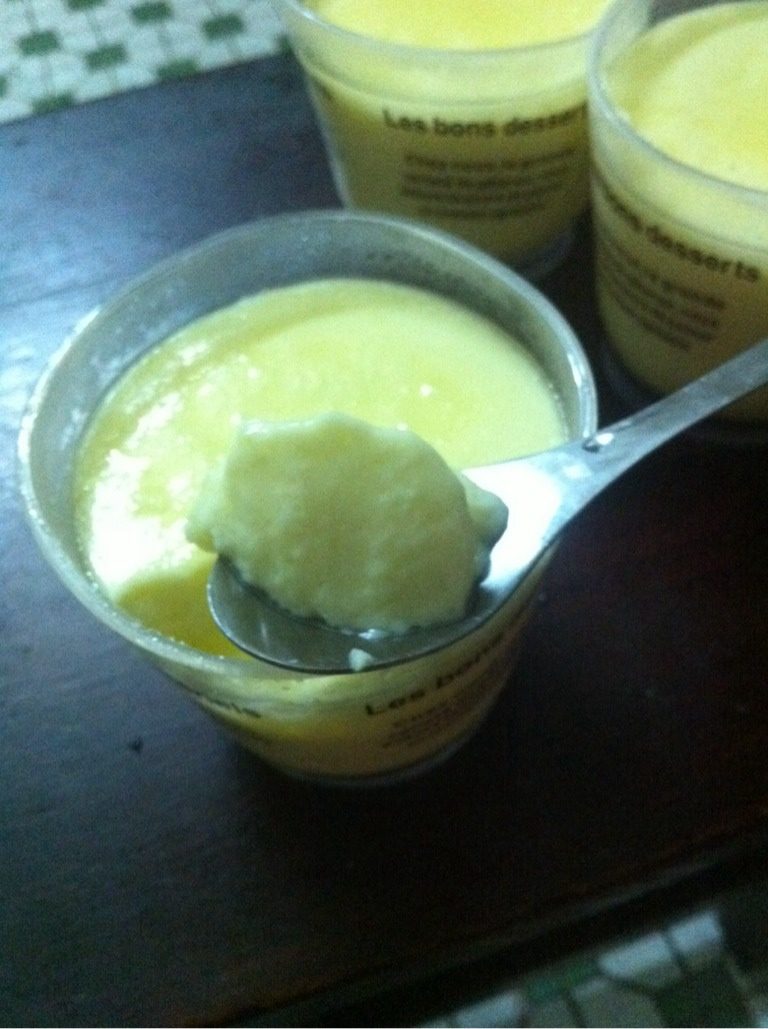 牛奶炖蛋,雞蛋打散，混打到加了糖的牛奶中，再打融合