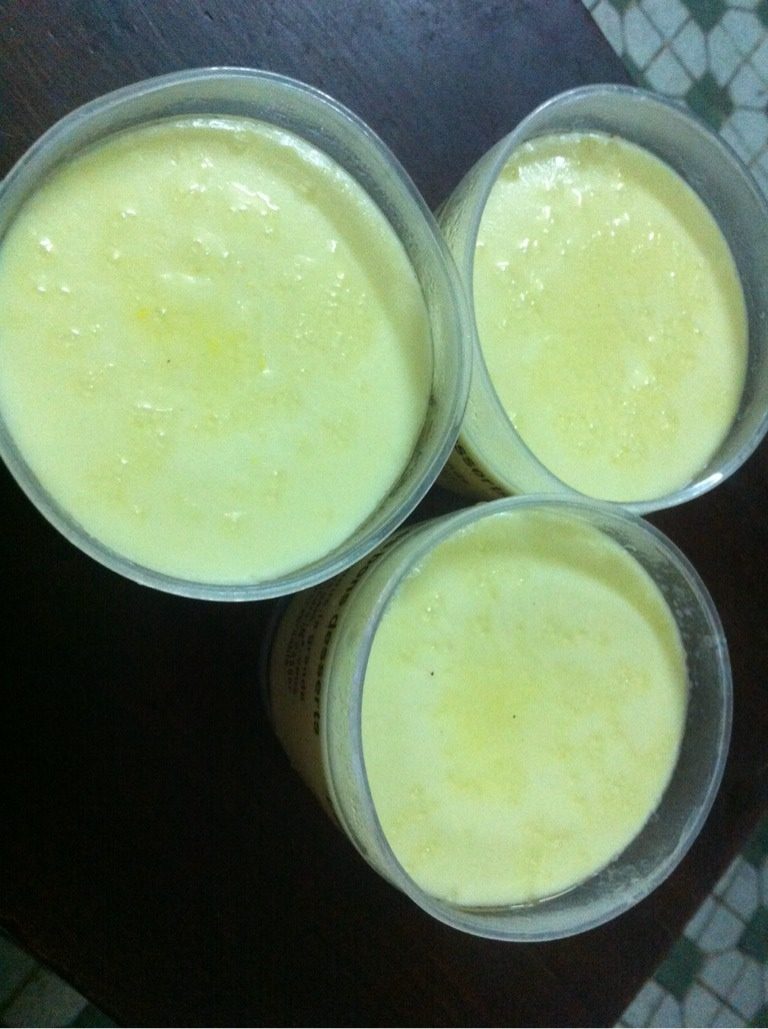 牛奶炖蛋,放到碗中，用保鮮袋包好，煮水熱後，可以蒸，炖10分鐘，打開鍋蓋，走空氣後，蓋好繼續炖3分鐘，即可