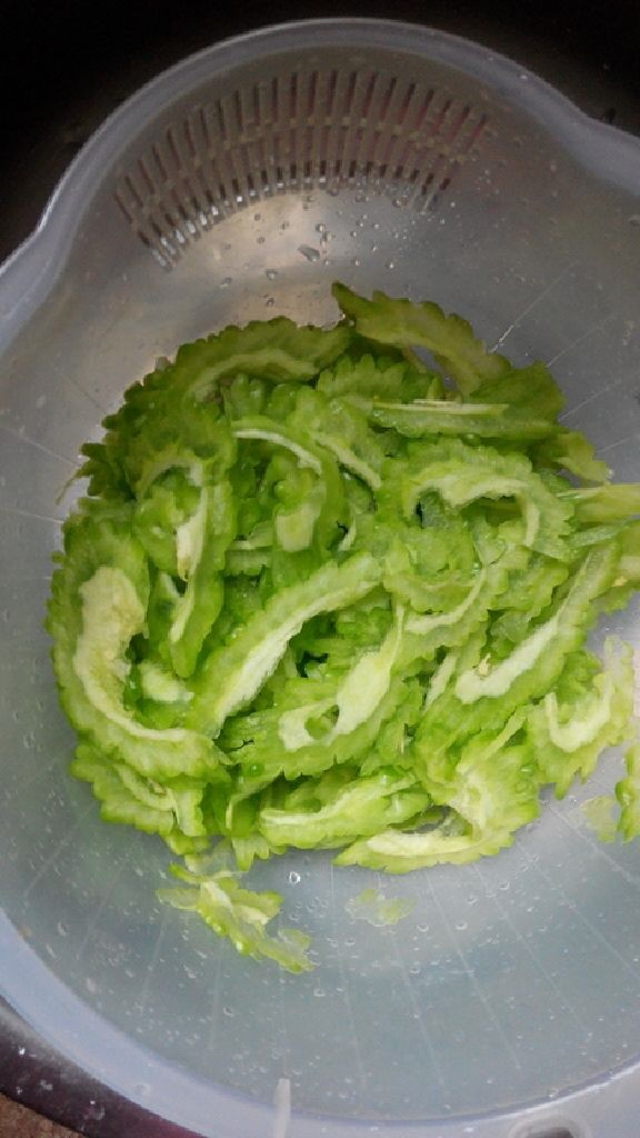 清炒苦瓜,<a style='color:red;display:inline-block;' href='/shicai/ 55'>苦瓜</a>洗净去籽切片，