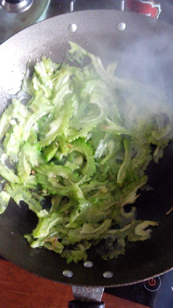 清炒苦瓜,锅热放油，放<a style='color:red;display:inline-block;' href='/shicai/ 700'>花椒</a>爆香，  姜  蒜爆香，接着放苦瓜，翻炒两三分钟等苦瓜要变色了就放<a style='color:red;display:inline-block;' href='/shicai/ 744'>五香粉</a>盐炒出香味出锅了。