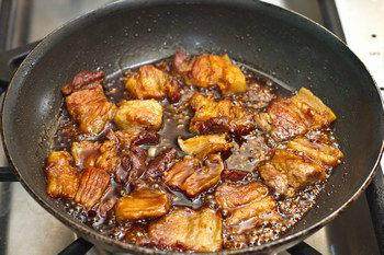 蜜香五花肉,用厨房纸巾吸去多余油分，加<a style='color:red;display:inline-block;' href='/shicai/ 692'>酱油</a>、<a style='color:red;display:inline-block;' href='/shicai/ 721'>蚝油</a>、蒜末和<a style='color:red;display:inline-block;' href='/shicai/ 865'>蜂蜜</a>煮，待汤汁稍收干后加盐调味即可。