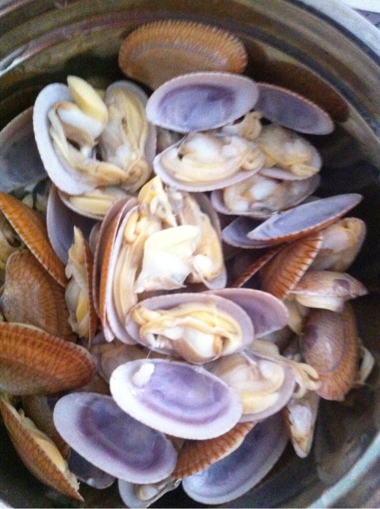 炒花甲,如图洗好的花甲盛出备用