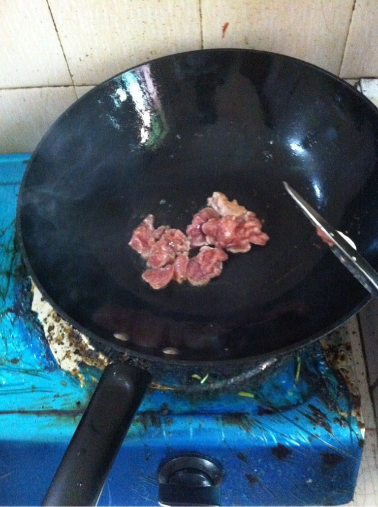 瘦肉烩豆腐,如图<a style='color:red;display:inline-block;' href='/shicai/ 429'>瘦肉</a>切片淹好后炒煮