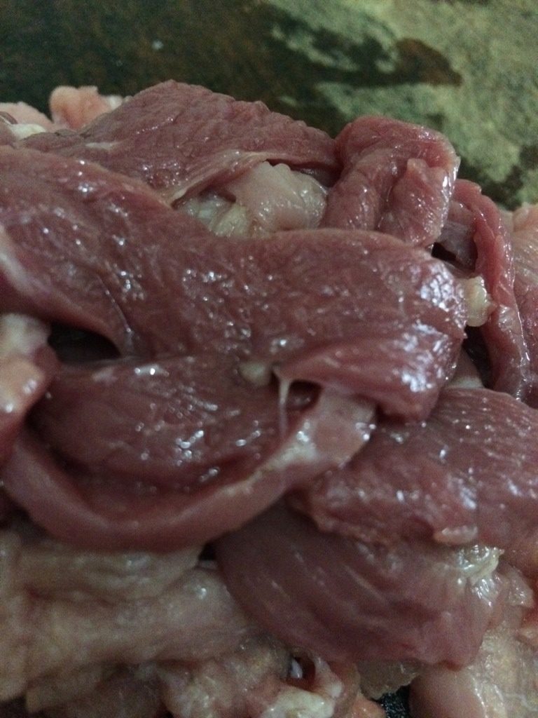 家常水煮肉片,肉加入蛋清,生粉,盐,<a style='color:red;display:inline-block;' href='/shicai/ 894'>黄酒</a>,腌制30分钟