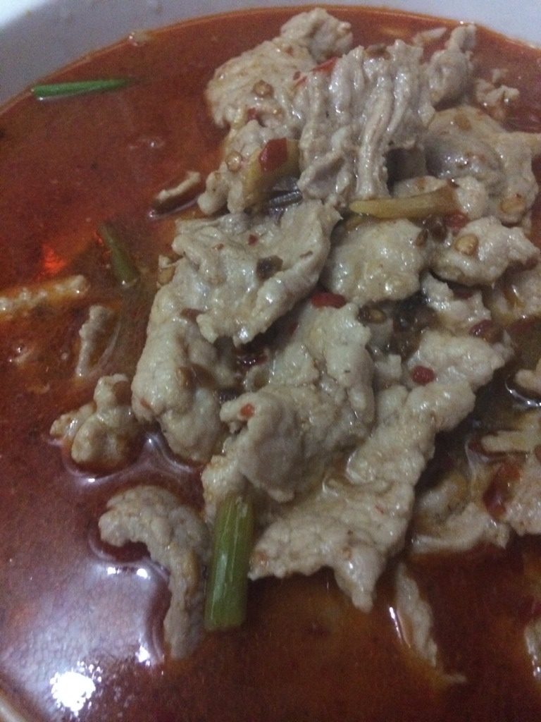 家常水煮肉片,把研制好的肉,下锅,用筷子轻轻的拨开,不要粘在一起,煮熟后就可出锅,浇在豆芽上