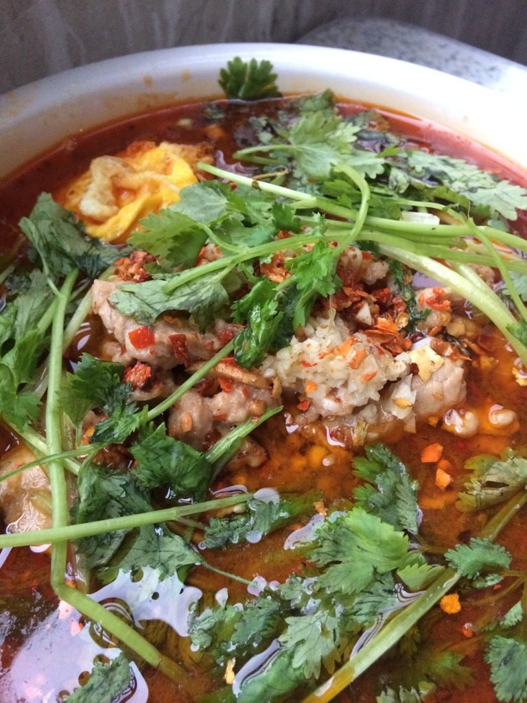 家常水煮肉片,铺上切好的蒜泥，辣椒粉，<a style='color:red;display:inline-block;' href='/shicai/ 131'>香菜</a>（多余的蛋黄可以用油炸熟铺在上面），<a style='color:red;display:inline-block;' href='/shicai/ 724'>胡椒</a>，<a style='color:red;display:inline-block;' href='/shicai/ 700'>花椒</a>面