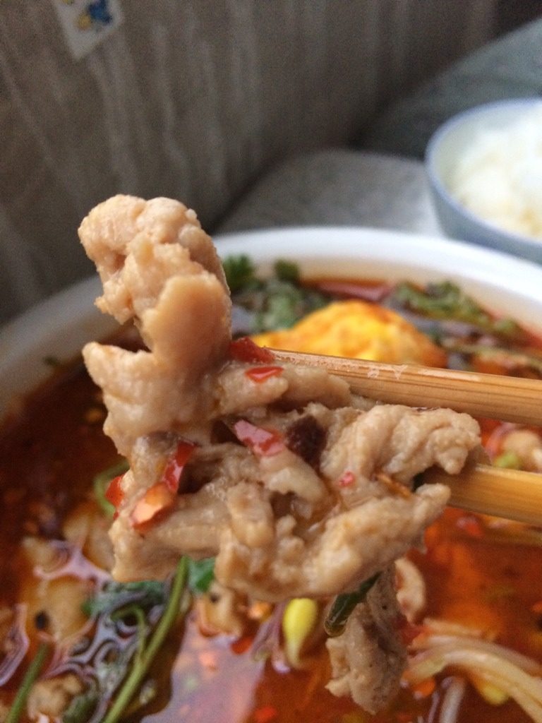 家常水煮肉片,汤红肉白,此菜关键在腌肉和高汤,完了~~~