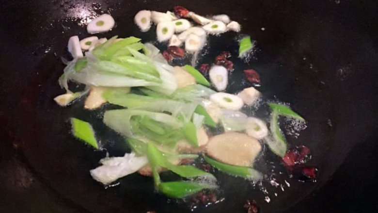 蜂蜜鸡翅,锅中放入底油加热放入花椒大料炸香,再放入姜爆香后放入葱花、蒜爆香