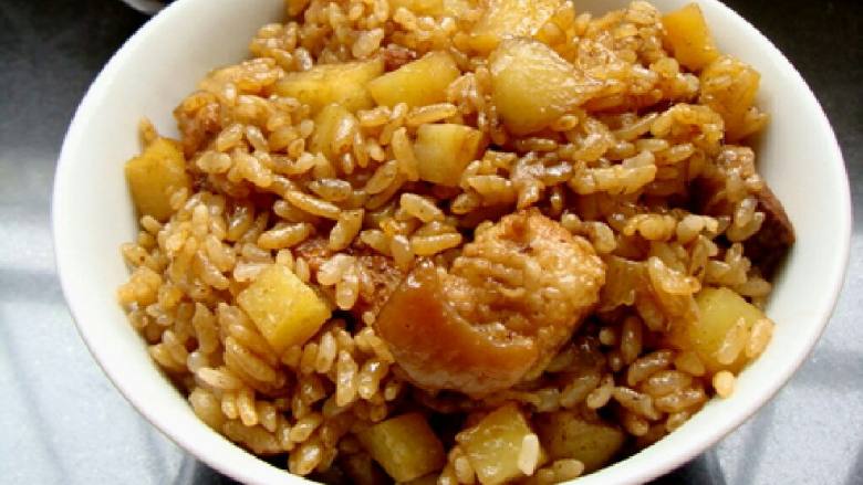 五花肉焖饭
