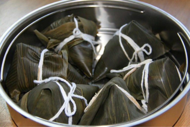 鲜肉粽子,然后就是按照自己的方式包粽子了,我也只会包这种最普通的四角粽子。