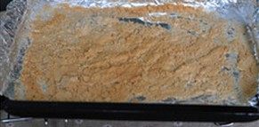 迷你小桃酥,将一半的低筋面粉均匀平铺在烤盘里，入预热180度的烤箱，烘烤约10分钟，至金黄焦香，取出放凉