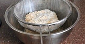 迷你小桃酥,混合生面粉、熟面粉、糖粉、小苏打和泡打粉，过筛