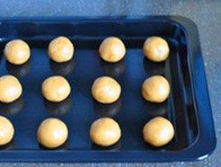 迷你小桃酥,将面团平均分成12份，搓成小球，排进烤盘