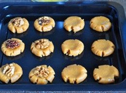 迷你小桃酥,每个饼胚上按上半颗核桃仁，入预热180度的烤箱，烤20分钟，关火后再焖5、6、7、8分钟，即可