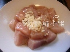 酸甜菠萝鸡,鸡胸肉洗净切成1.5CM见方的块，加蒜末，<a style='color:red;display:inline-block;' href='/shicai/ 718'>料酒</a>和盐抓匀