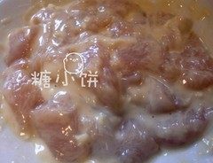 酸甜菠萝鸡,加鸡蛋和淀粉抓匀，浆制半个小时