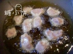 酸甜菠萝鸡,宽锅热油，放入浆制好的鸡肉块半煎半炸