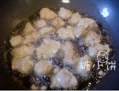 酸甜菠萝鸡,一面定型后翻面，大火定型，煎炸至两面微黄