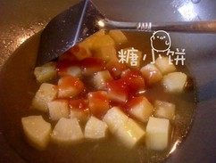酸甜菠萝鸡,另起一锅，放入罐头菠萝，加<a style='color:red;display:inline-block;' href='/shicai/ 699'>番茄酱</a>搅匀