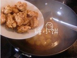 酸甜菠萝鸡,倒入准备好的鸡块拌匀即可