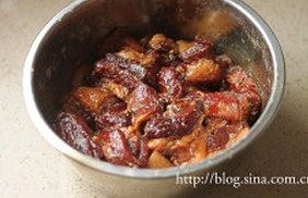 鲜肉棕,倒入适量老抽和生抽,揉捏拌匀后腌渍片刻