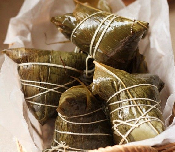鲜肉棕,盖高压锅盖,大火煮开后,改小火煮15分钟,关火,等压力阀卸压后,继续煮15分钟,后关火焖3小时