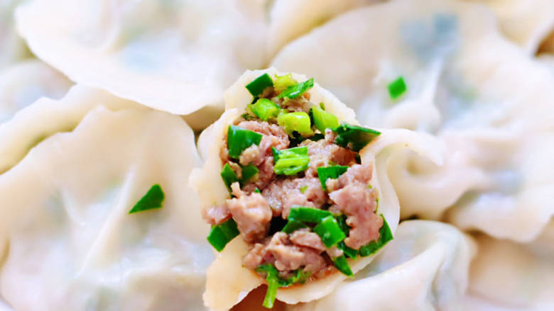 韭菜牛肉饺子,出锅咯,皮薄馅足太好吃了。