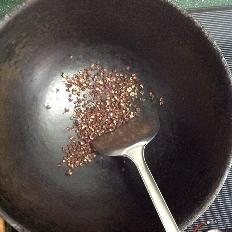 老北京芝麻酱烧饼,醒面时,炒锅座火上,锅里放入适量<a style='color:red;display:inline-block;' href='/shicai/ 700'>花椒</a>,中小火炒香变深棕色盛出。