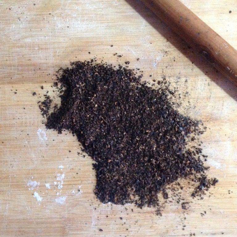 老北京芝麻酱烧饼,炒好的花椒放在案板上,用擀面杖擀碎后放一边待用。