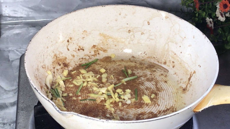 西兰花炒虾仁,就着油锅,放入葱姜蒜,炒香