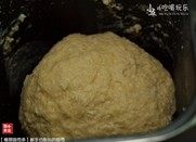 椰蓉面包条,将准备好的所有食材(除黄油与蛋黄液)丢进面包机的面包桶,选择“和面”程序