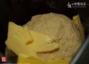 椰蓉面包条,约15分钟后,加入切小的黄油,再次选择“和面”程序