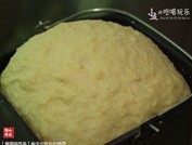 椰蓉面包条,和面结束后,进行第一次发酵,发好的面团相当于原来的2-3倍,用手指戳个洞,若不反弹,发酵就完成