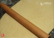 椰蓉面包条,取出面团,用擀面杖擀平排气