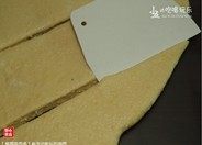 椰蓉面包条,将面团擀成厚度约0.8cm左右,用刮板将其切成宽度约8cm左右的长方形