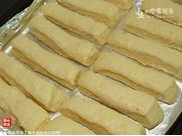 椰蓉面包条,整齐摆放入铺好锡纸的烤盘,将其放进烤箱,选择发酵功能,静待40分钟