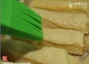 椰蓉面包条,用刷子在发酵好的面包胚上均匀地涂上蛋黄液作为装饰