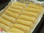 椰蓉面包条,放进预热好的烤箱中层,180℃上下火,烤20分钟