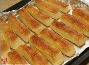 椰蓉面包条,取出烤好的面包条,凉却后,再食用