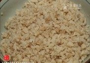 莲藕猪肉包,莲藕去皮，切碎，花椒加入两汤匙开水浸泡，将水倒出备用